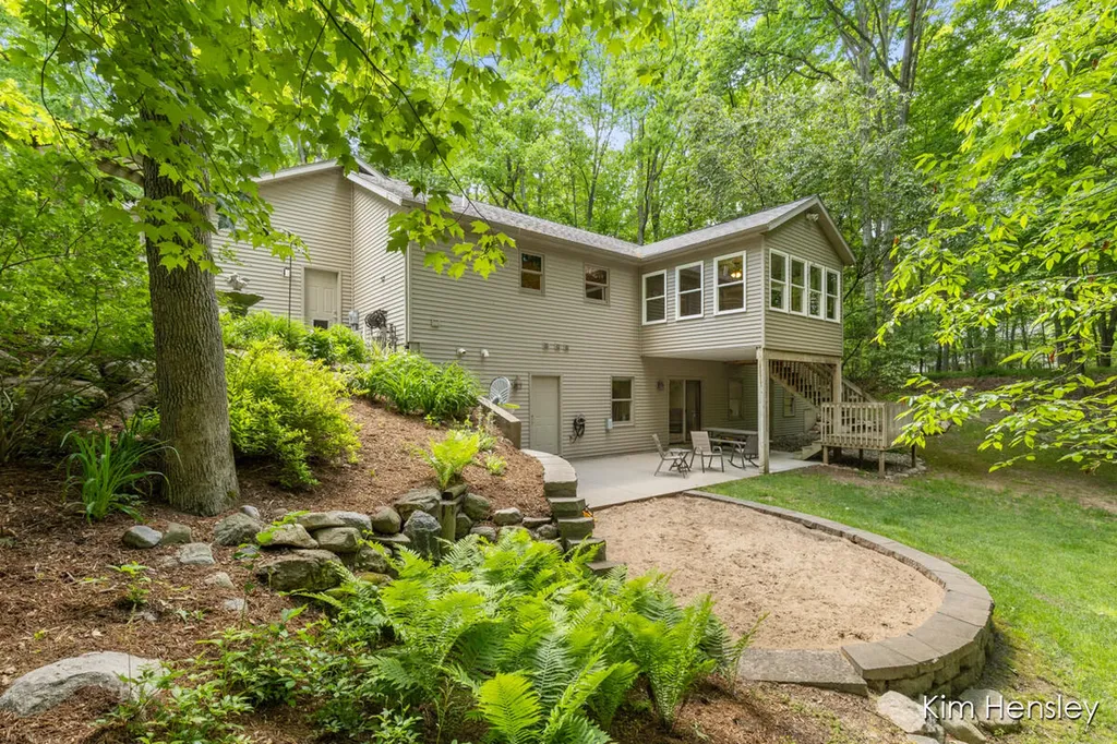 8160 Oakview Ridge Drive NE Cannon Township MI 49341