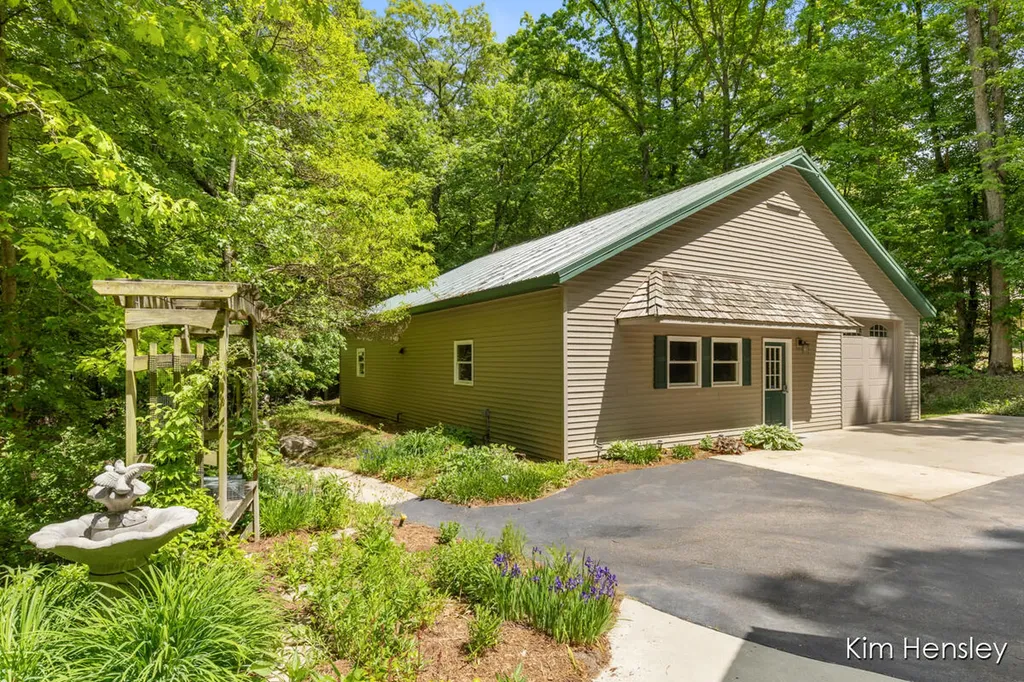 8160 Oakview Ridge Drive NE Cannon Township MI 49341