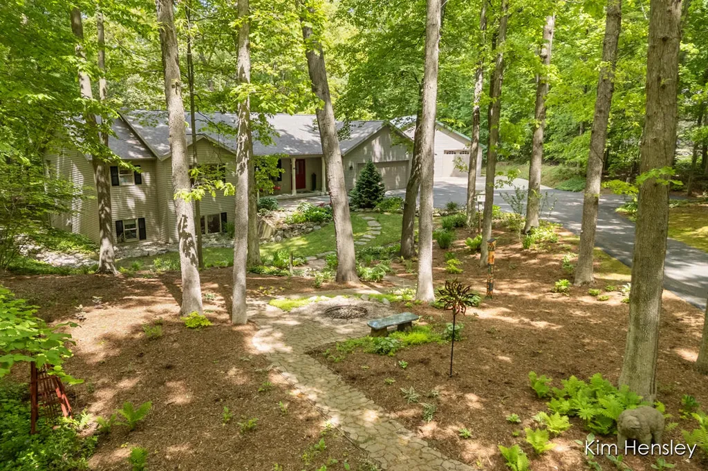 8160 Oakview Ridge Drive NE Cannon Township MI 49341