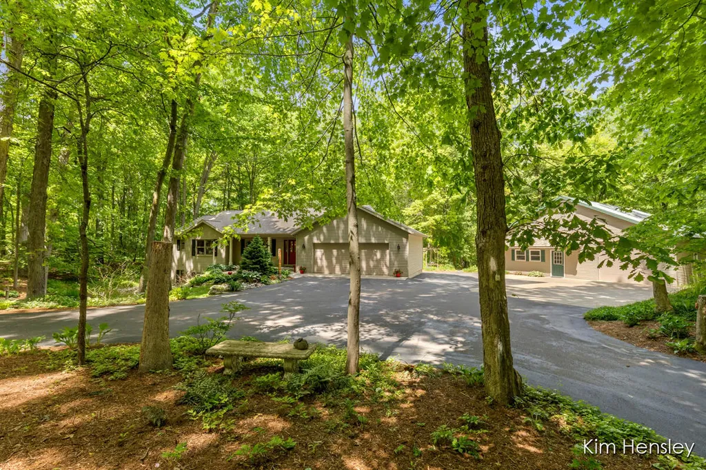 8160 Oakview Ridge Drive NE Cannon Township MI 49341