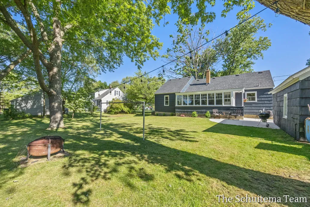 640 E 11th Street Holland City MI 49423