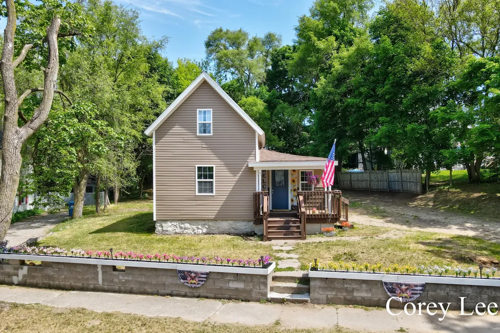 536 Ionia Street Belding City MI 48809