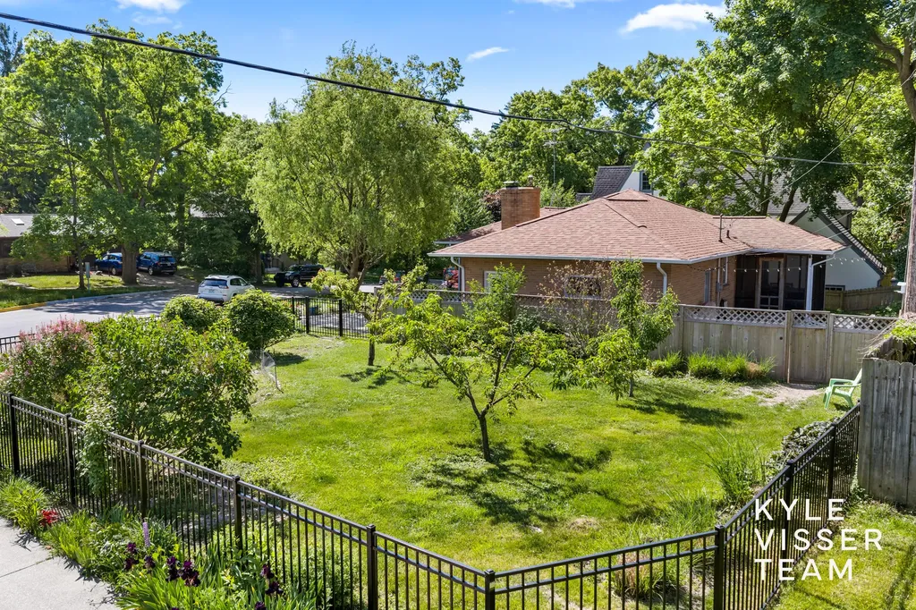 805 Rosewood Avenue SE East Grand Rapids City MI 49506