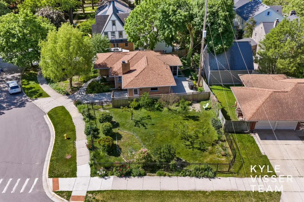 805 Rosewood Avenue SE East Grand Rapids City MI 49506