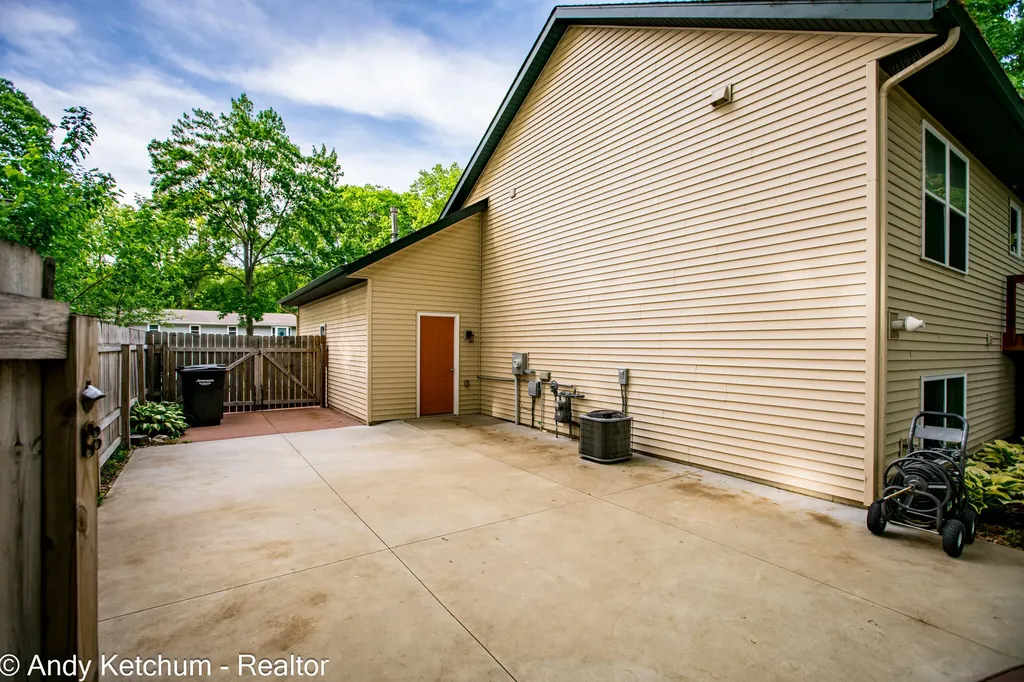 404 3rd Avenue Holland Charter Township MI 49424