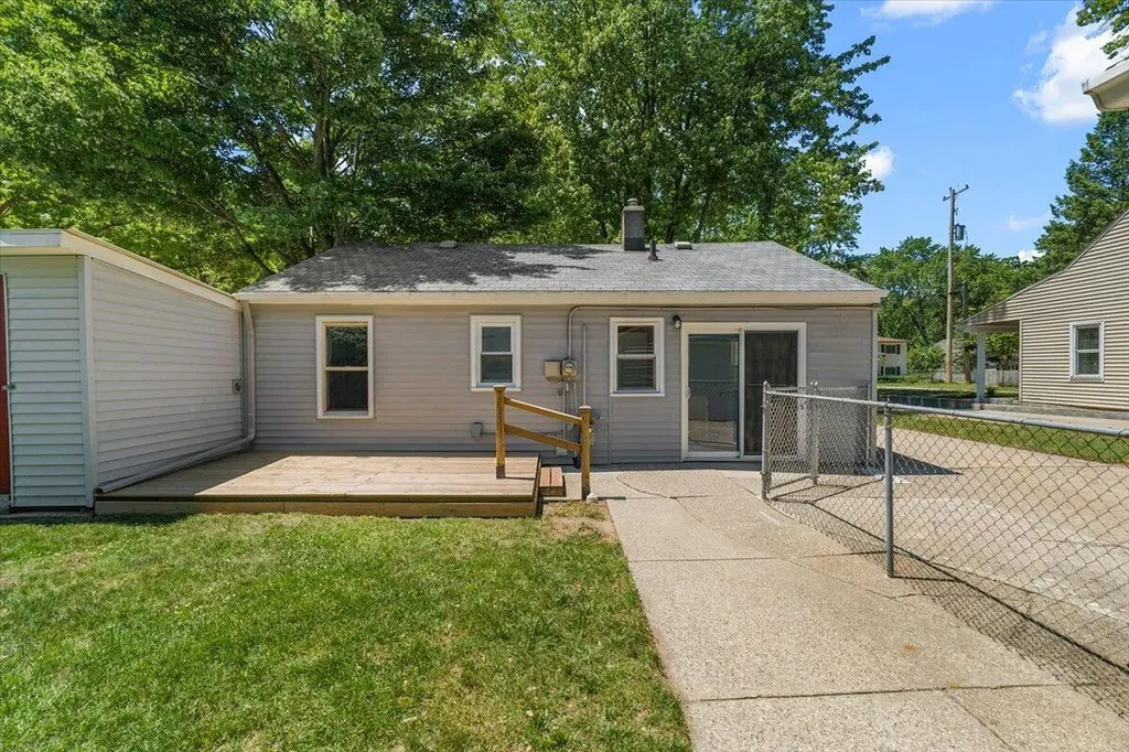 3736 Groveland Avenue SW Wyoming City MI 49519