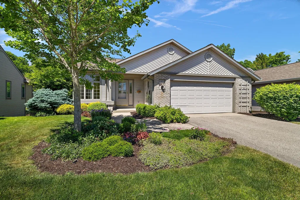 1925 Hidden Oak Court SE Kentwood City MI 49546