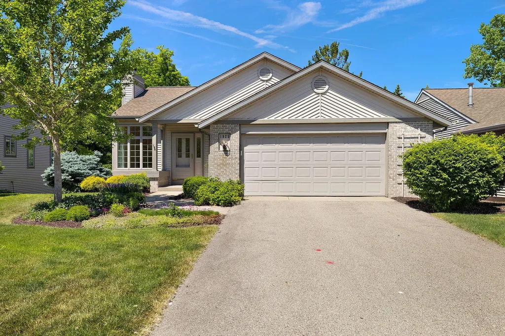 1925 Hidden Oak Court SE Kentwood City MI 49546