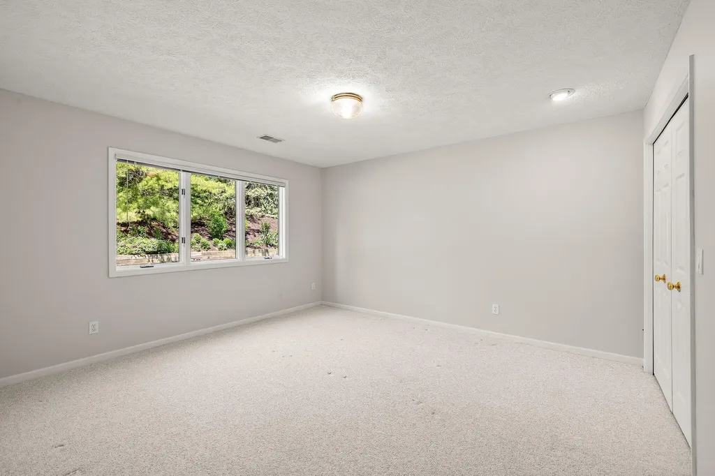 1925 Hidden Oak Court SE Kentwood City MI 49546