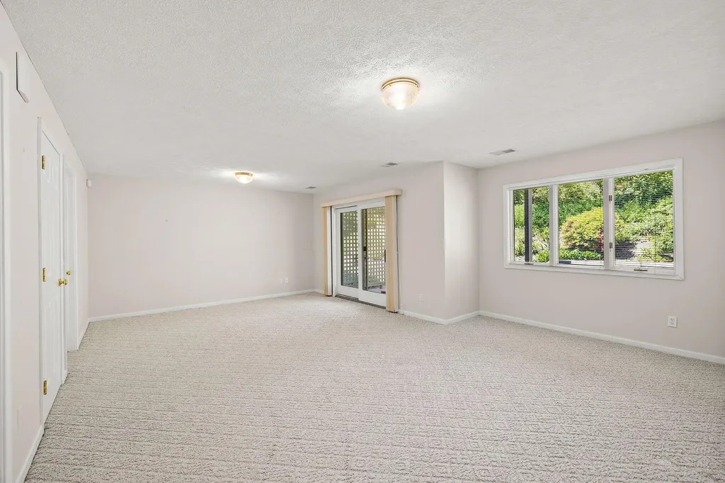 1925 Hidden Oak Court SE Kentwood City MI 49546