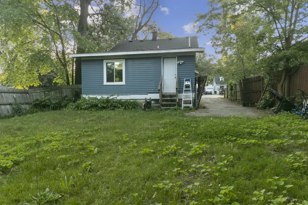2645 Longstreet Avenue SW Wyoming City MI 49509
