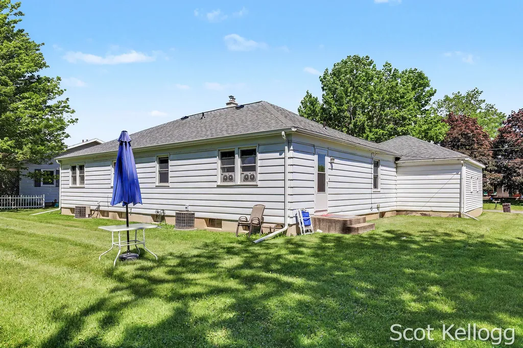 5959-5961 Crestmoor Drive SE Kentwood City MI 49508