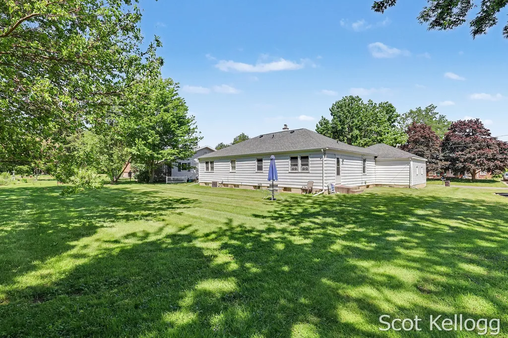 5959-5961 Crestmoor Drive SE Kentwood City MI 49508