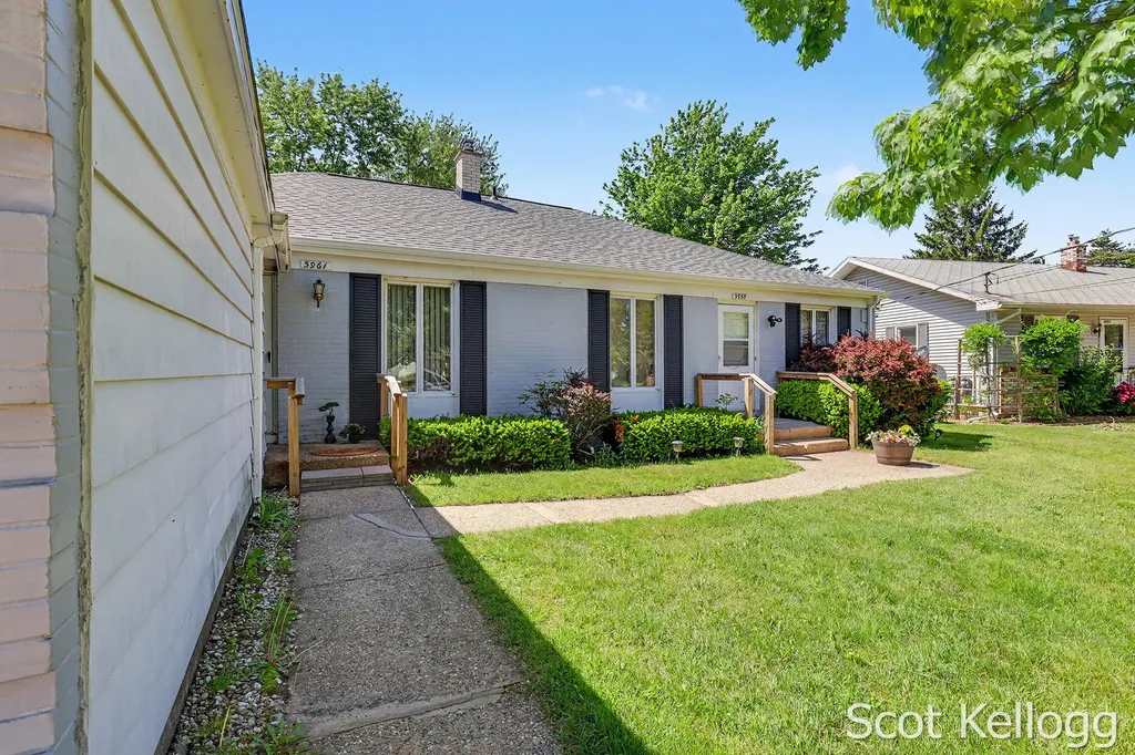 5959-5961 Crestmoor Drive SE Kentwood City MI 49508