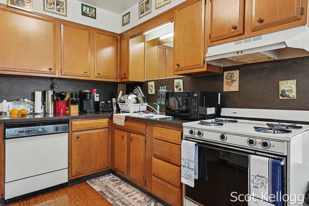 5959-5961 Crestmoor Drive SE Kentwood City MI 49508