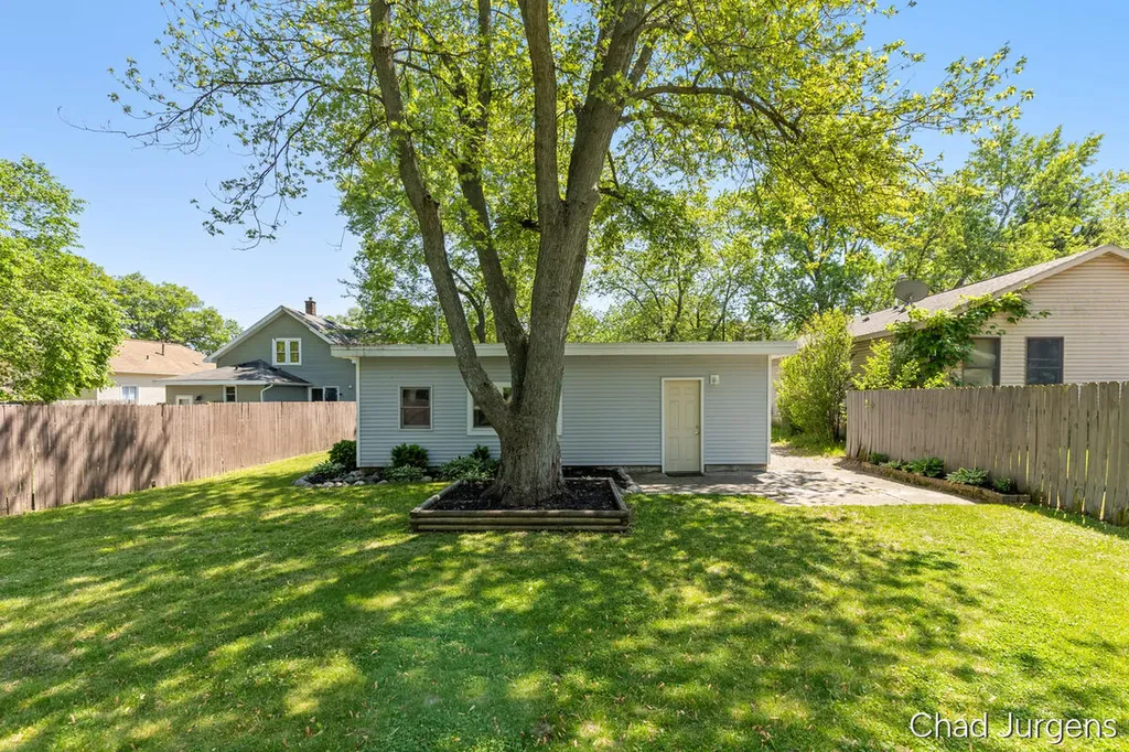 841 Harding Street NW Walker City MI 49544