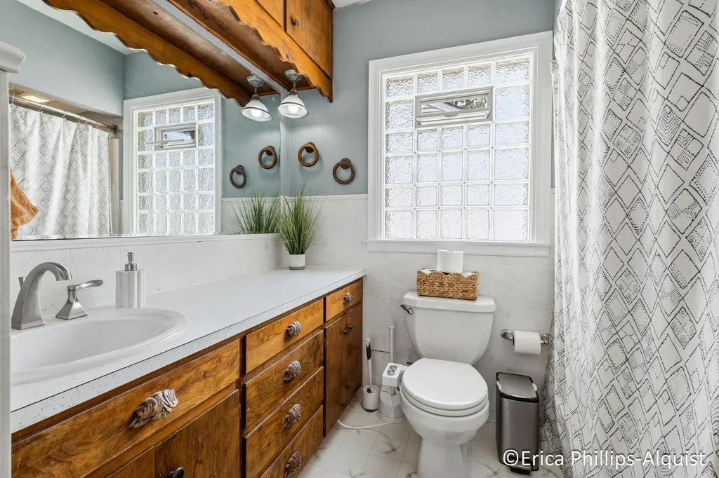 2142 Emerald Avenue NE Grand Rapids City MI 49505