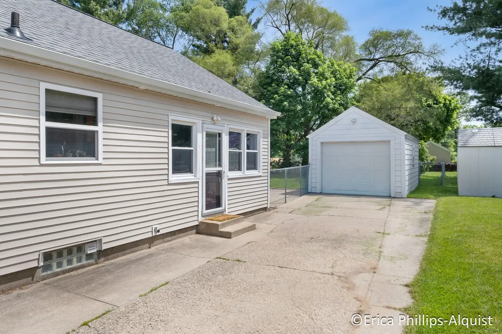 2142 Emerald Avenue NE Grand Rapids City MI 49505