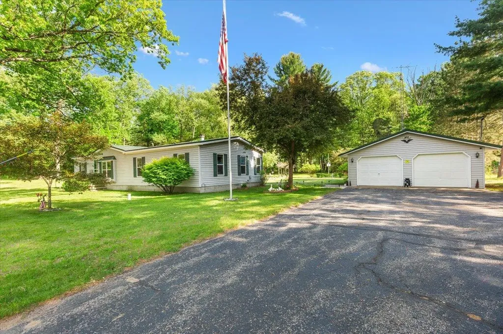 5614 E 68th Street Croton Township MI 49337