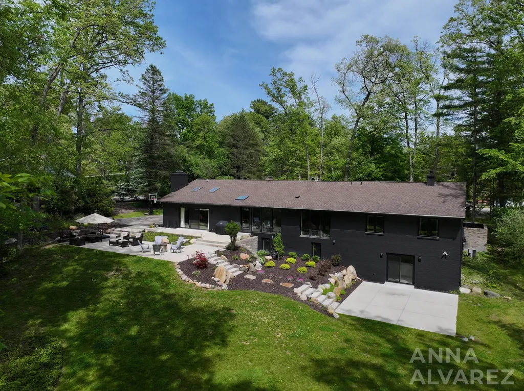 7130 Oakbrook Street SE Cascade Charter Township MI 49546