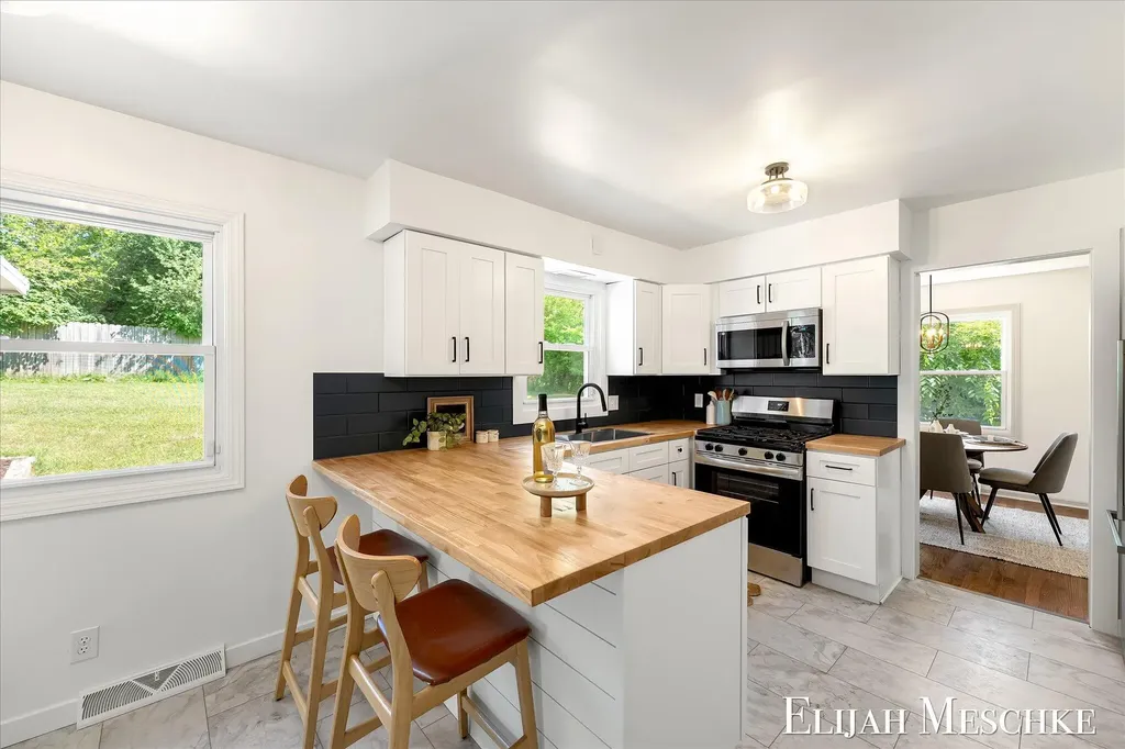 1738 Auburn Avenue NE Grand Rapids City MI 49505