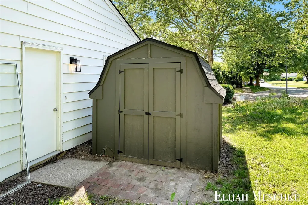 1738 Auburn Avenue NE Grand Rapids City MI 49505