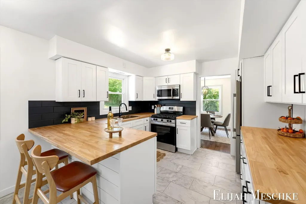 1738 Auburn Avenue NE Grand Rapids City MI 49505