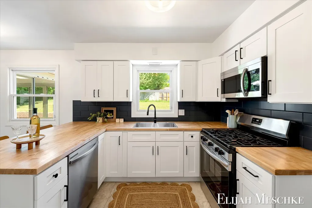 1738 Auburn Avenue NE Grand Rapids City MI 49505