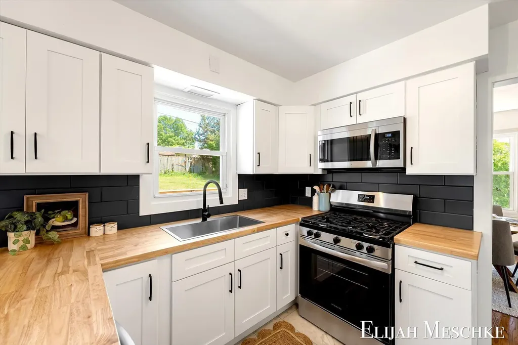 1738 Auburn Avenue NE Grand Rapids City MI 49505