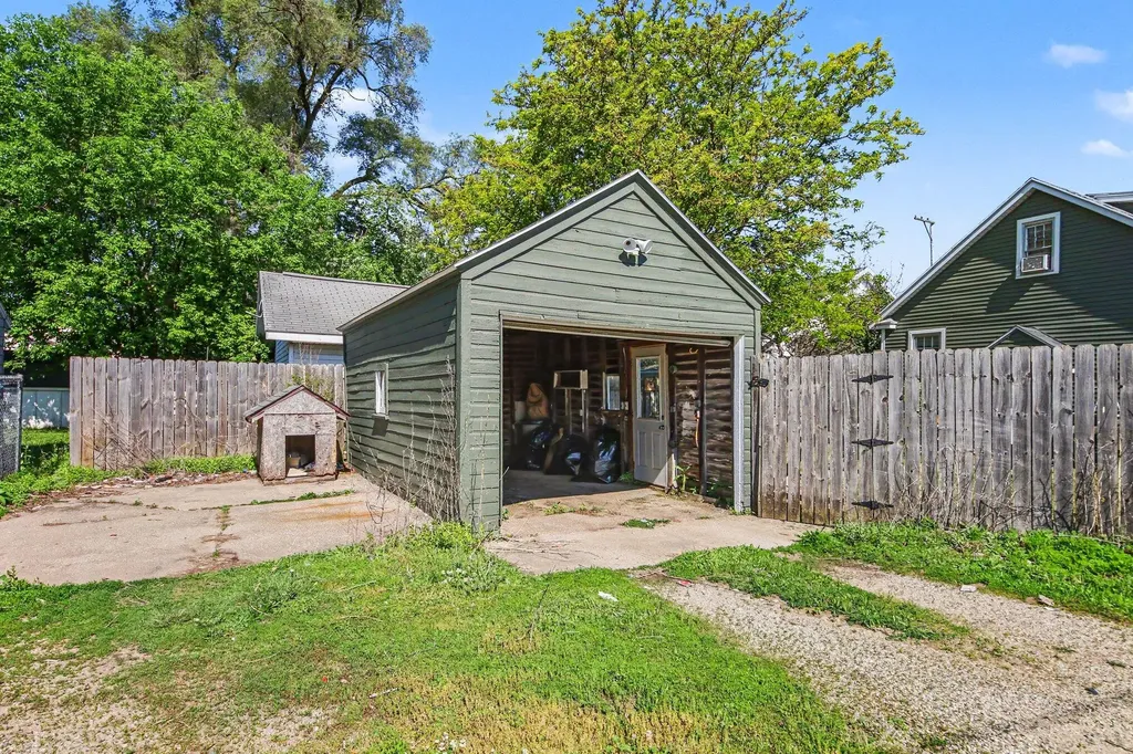 18 34th Street SW Wyoming City MI 49548