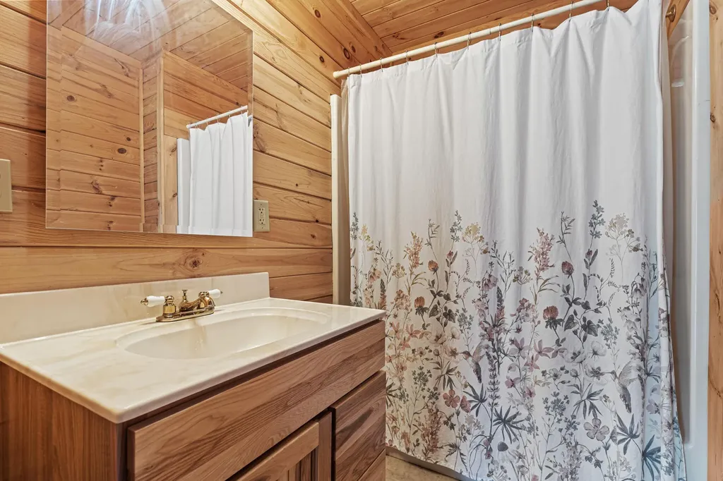 15902 Penesal Road Rose Lake Township MI 49655