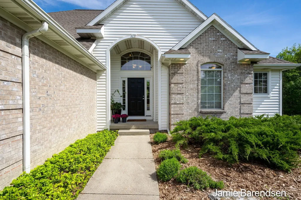 3521 Sunrise Lane NW Walker City MI 49534