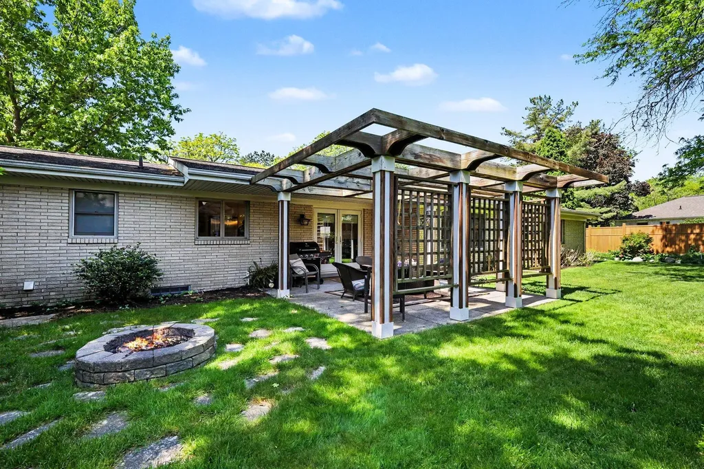 2601 Barfield Drive SE Grand Rapids City MI 49546