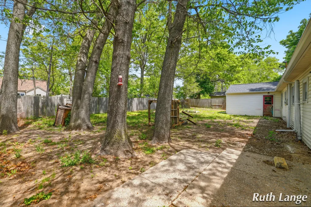 1640 Mclaughlin Avenue Muskegon Charter Township MI 49442