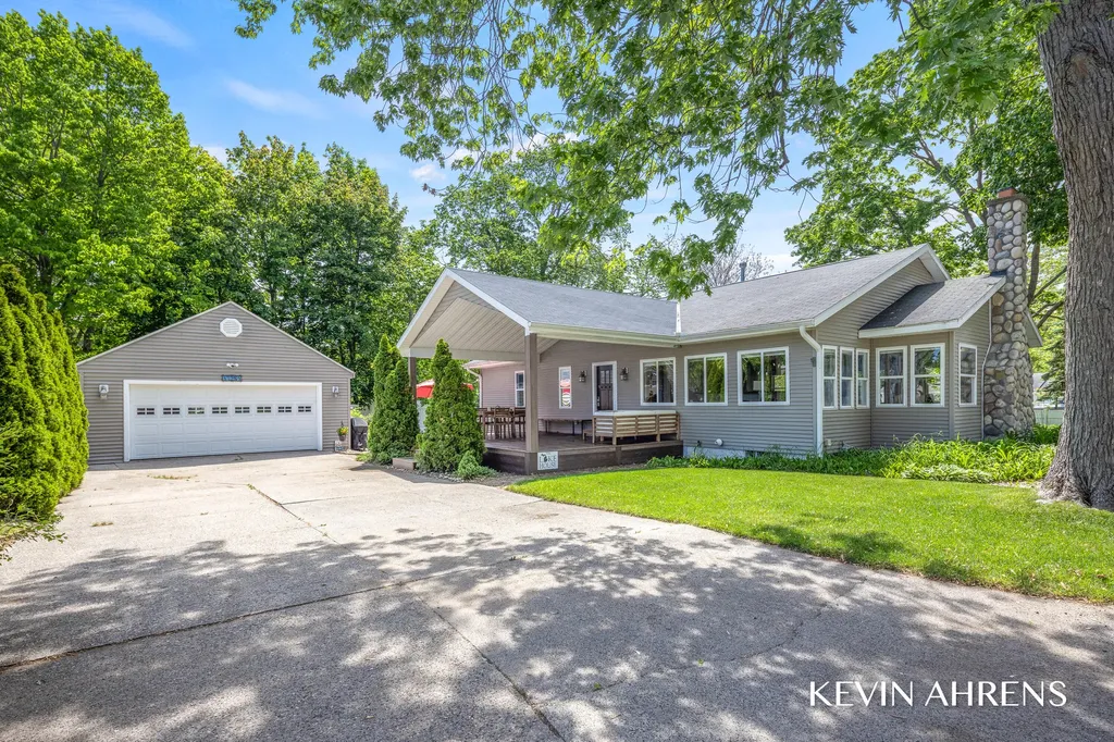 17284 Coles Park Road Spring Lake Township MI 49456