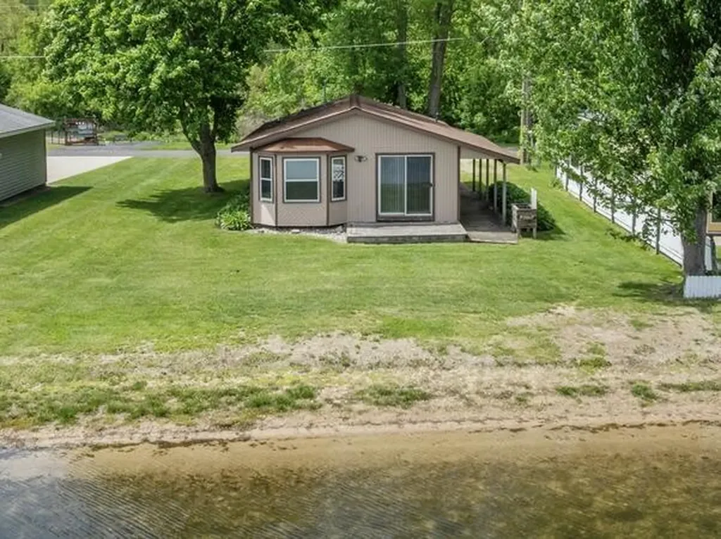 9048 Loveless Drive NE Courtland Township MI 49341