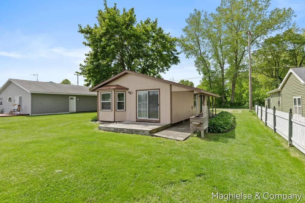 9048 Loveless Drive NE Courtland Township MI 49341