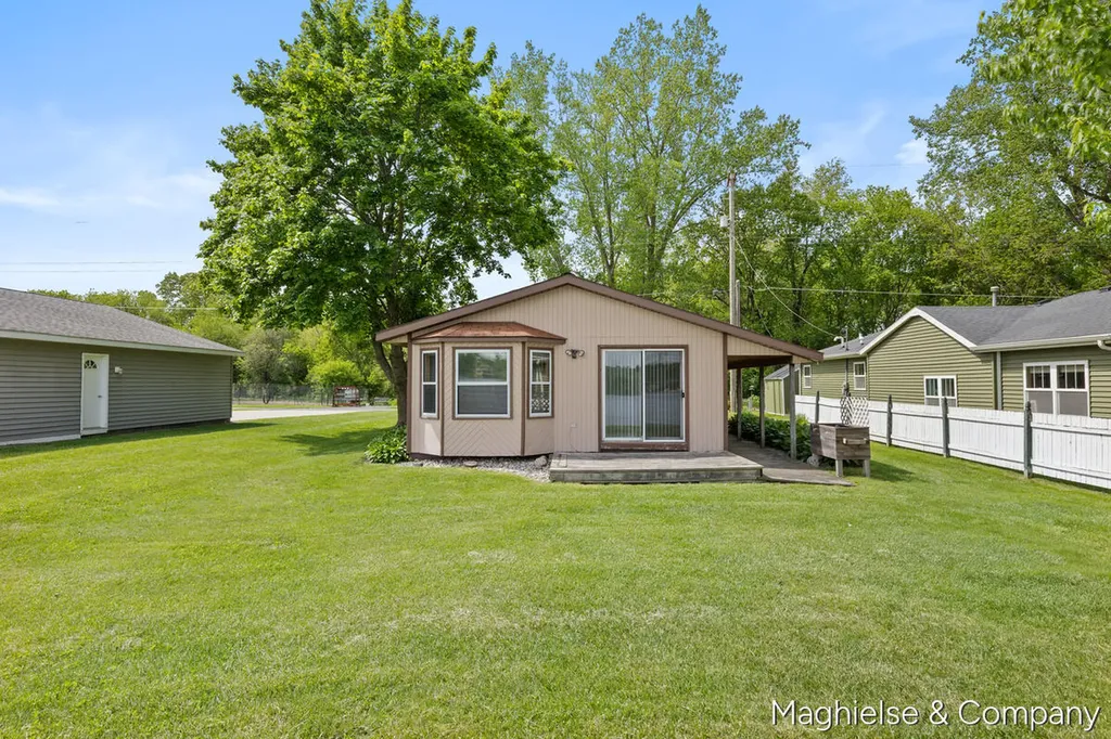 9048 Loveless Drive NE Courtland Township MI 49341