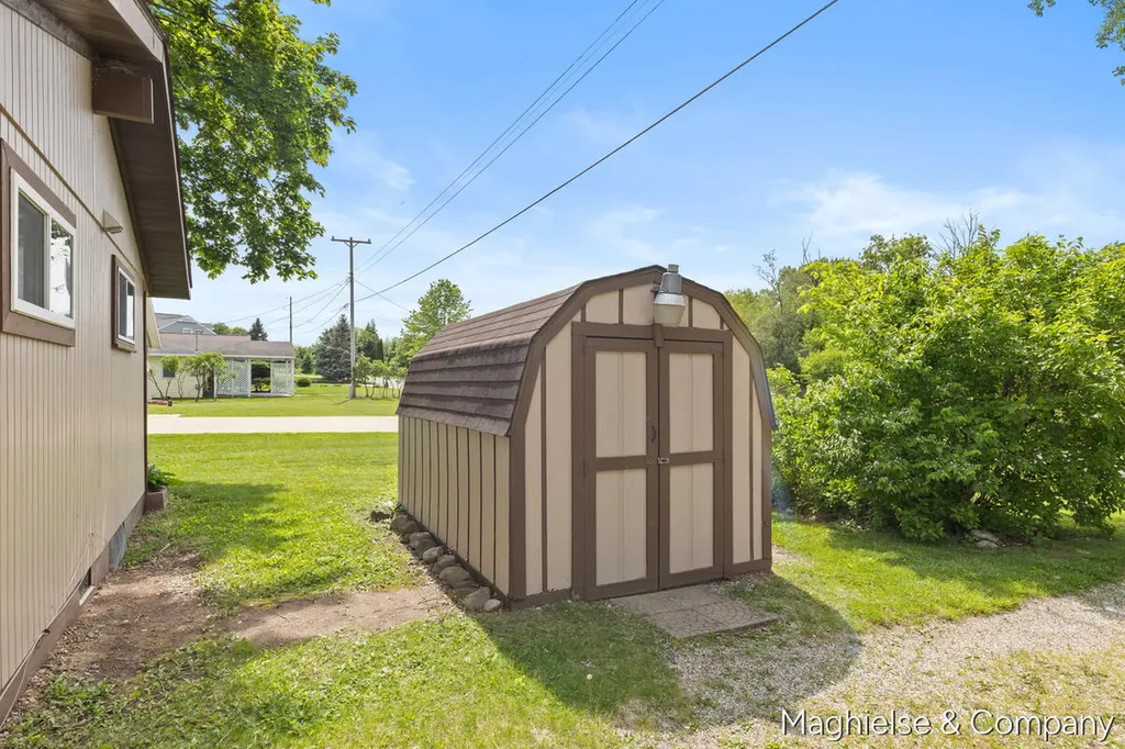 9048 Loveless Drive NE Courtland Township MI 49341