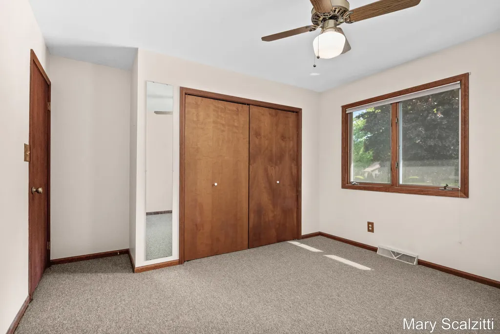 2650 Oldepointe Drive NE Grand Rapids Charter Township MI 49525