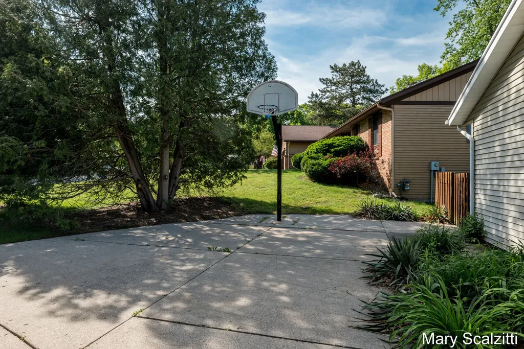 2650 Oldepointe Drive NE Grand Rapids Charter Township MI 49525