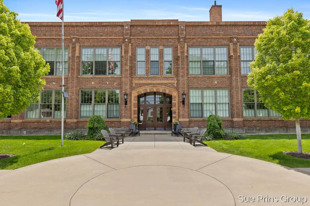 156 W 11th Street Holland City MI 49423