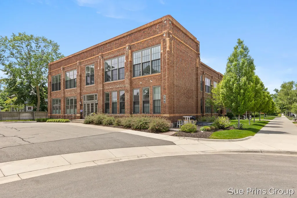 156 W 11th Street Holland City MI 49423