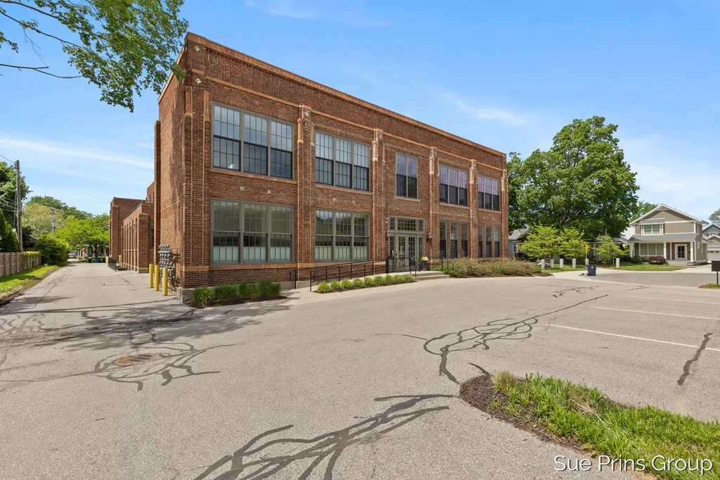 156 W 11th Street Holland City MI 49423