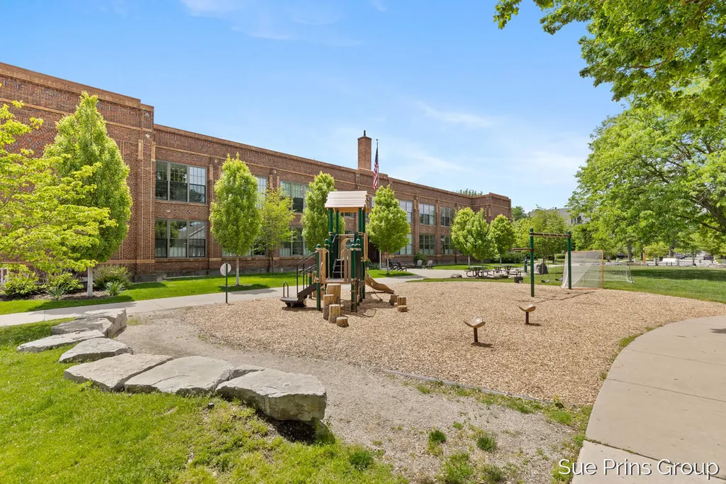 156 W 11th Street Holland City MI 49423