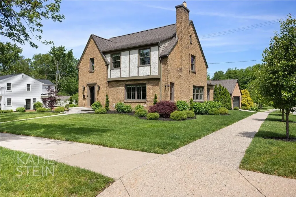 2517 Richards Drive SE East Grand Rapids City MI 49506