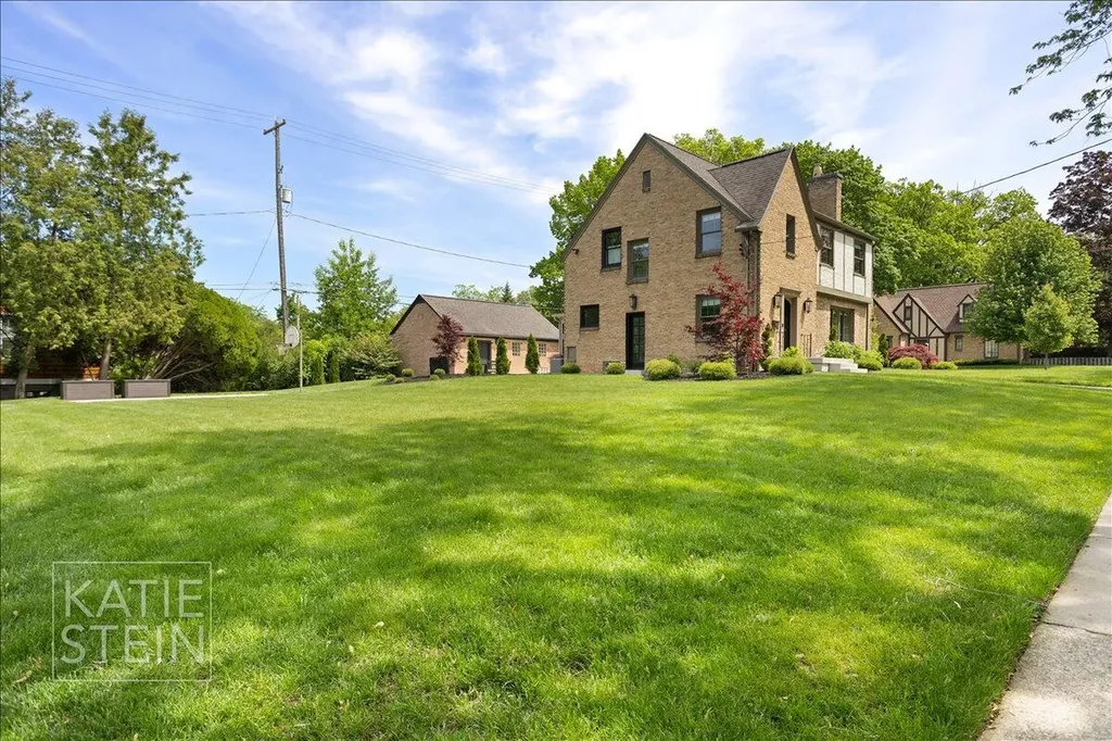 2517 Richards Drive SE East Grand Rapids City MI 49506