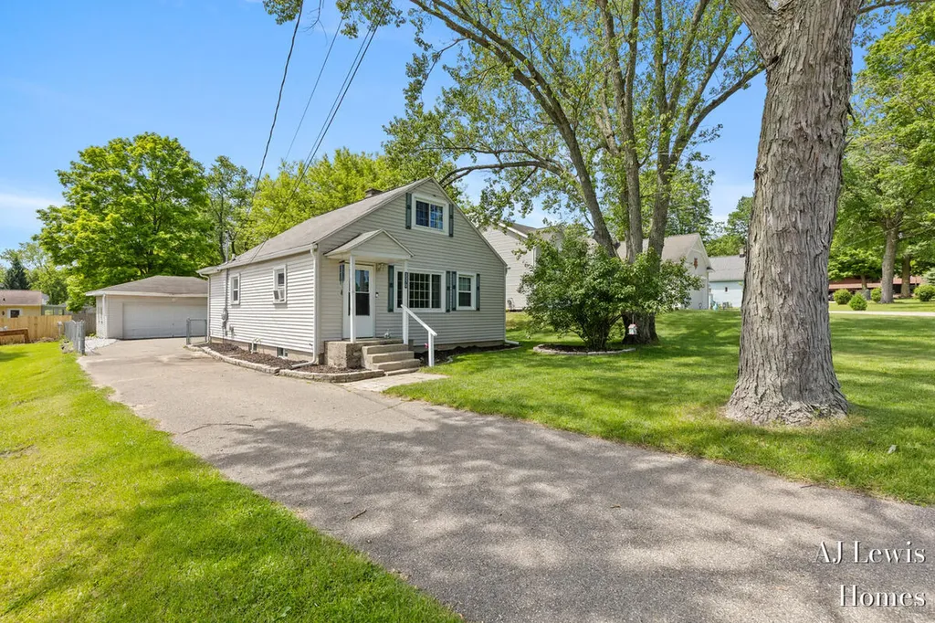 3370 Milo Street NW Walker City MI 49534