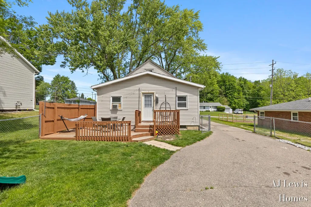 3370 Milo Street NW Walker City MI 49534
