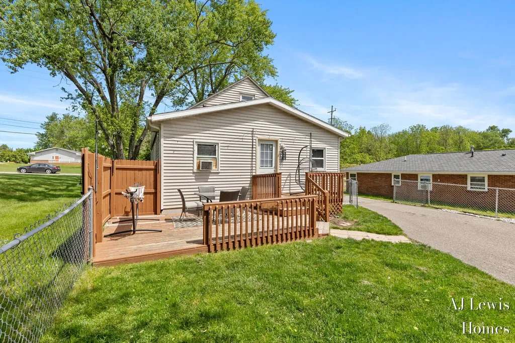 3370 Milo Street NW Walker City MI 49534
